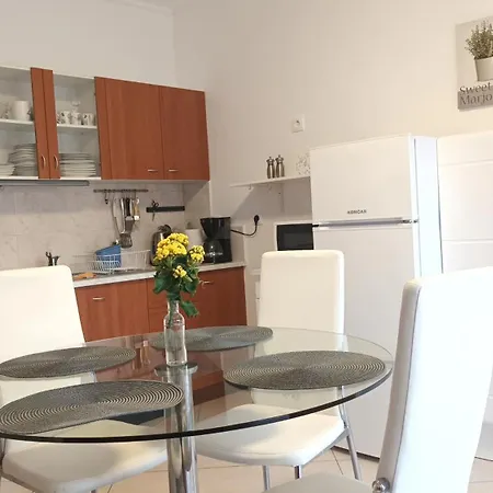 Sandra -private Parking And Garden Apartment *