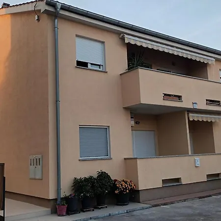 Apartment Sandra -private Parking And Garden *