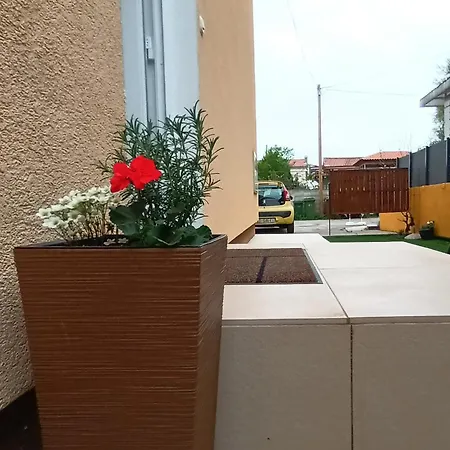 Apartment Sandra -private Parking And Garden