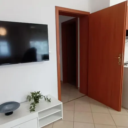 Apartment Sandra -private Parking And Garden