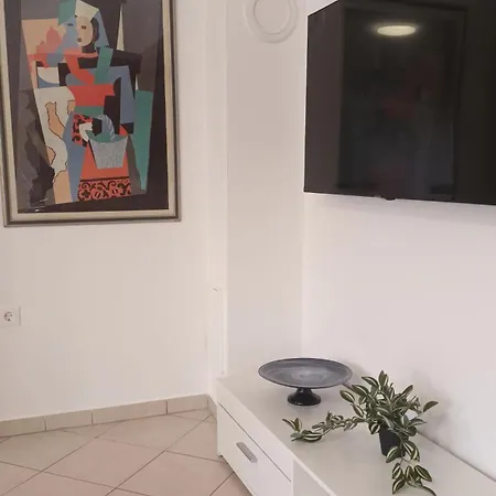 Sandra -private Parking And Garden Apartment