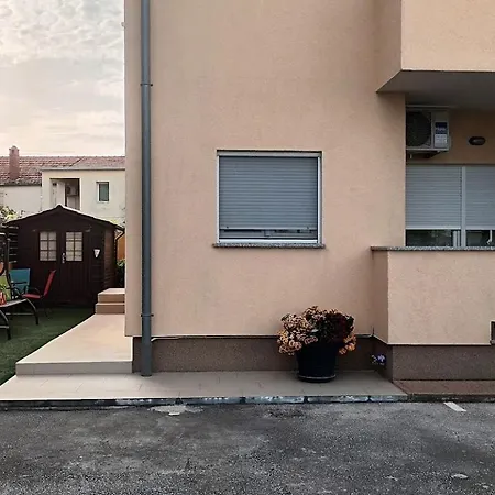 Apartment Sandra -private Parking And Garden
